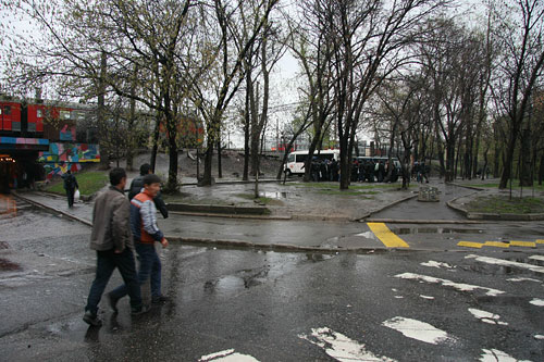 Известное место дислокации бездомных около Курского вокзала. Традиционно именно в этот сквер приезжают все организации, работающие с бездомными. Тут их кормят и одевают, оказывают несложную медицинскую помощь. По традиции именно сюда приехал для поздравления бездомных с Пасхой владыка Орехово-Зуевкий Пантелеимон (Шатов).