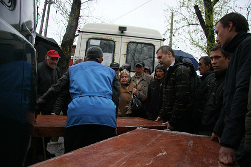 Бездомные люди — контингент сложный, надо обеспечить порядок при раздаче подарков. Поэтому столы и машины расставляют таким образом, чтобы был организован «коридор», через который пропускают всех по одному.