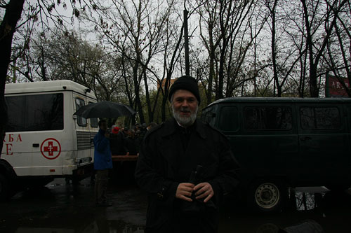 Дьякон Олег Вышинский работает с бездомными много лет. Сначала он был работником автобусной службы Милосердие, спасающей бездомных от замерзания зимой, а сейчас отец Олег руководит этой службой.