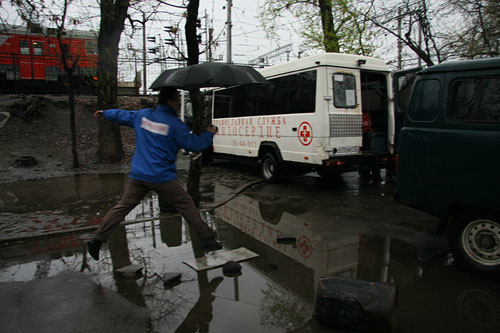 Проливной дождь, людей, пришедших за подарками меньше, чем в прошлом году, но предпраздничное настроение никто не отменял.