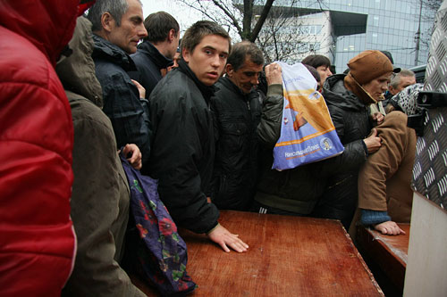 Многие из этих людей отказываются рассказывать о себе и закрывают лицо от камеры пакетами. Наверняка, среди них есть и разыскиваемые милицией или должники, прячущиеся от своих заимодавцев, но именно к таким людям пришел Христос две тысячи лет назад, и нам заповедовал в них видеть Самого Себя.