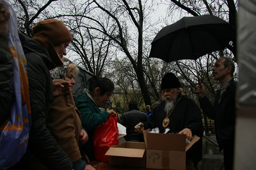 Епископ Орехово-Зуевский Пантелеимон поздравлял всех и раздавал куличи и пасхальные яйца в добавление к красивому пакету с подписью Святейшего Патриарха Кирилла.