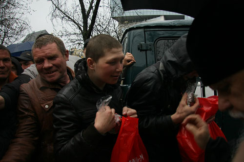 Конечно, возник ажиотаж. Тем, у кого обычно ничего нет, и кого всегда отвергают, сложно справится с собой, когда что-то вдруг дарят, и не забеспокоится: «а вдруг мне не достанется». Но подарков хватило всем. И некоторым даже по второму разу.