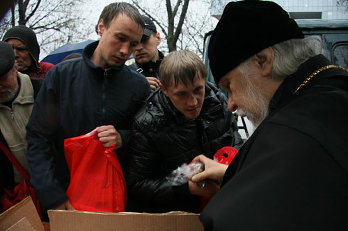 Бездомные задавали владыке вопросы, и он отвечал прямо вовремя раздачи подарков. В храм бездомный стесняется заходить. Часто приличные люди начинают на него обращать внимание и сторониться, а это чувствуется душой.