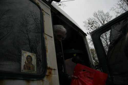 Подарки привезли в том автобусе, в котором обычно ездит бригада службы Милосердие. Этот автобус хорошо известен бездомным, своеобразная визитная карточка службы Милосердия для них.