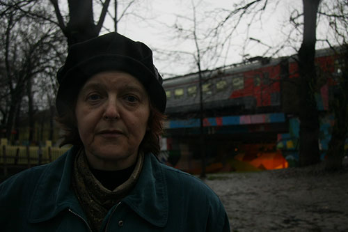 История Анны типична для тех, кто сегодня получал подарки на вокзалах. Она была москвичка. В девяностые ее обманом лишили квартиры, и предоставили жилье в Козельске. Это оказался старый разваленный домик, который она самостоятельно не могла отремонтировать так, чтобы в нем можно было жить. На работу ей в Козельске тяжело было устроиться, все рабочие места в провинции обычно заняты своими людьми. Она подалась обратно в Москву. Стала жить на вокзале. Пока у нее полоса везения — она живет на складе, который еще и сторожит. Но что дальше?