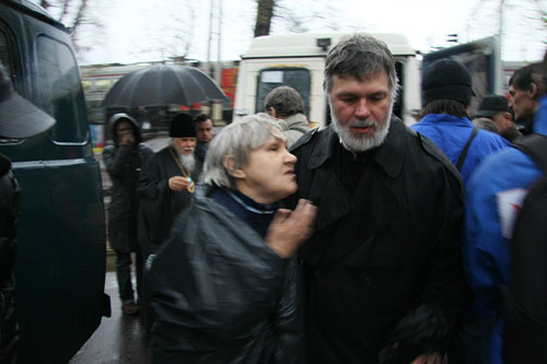 Отец Олег со многими, пришедшими сегодня бездомными, хорошо знаком, знает все их проблемы.