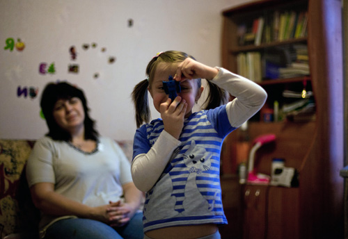 Пациент чистит зубы Пациент чистит зубы