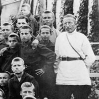 Антон Макаренко с воспитанниками