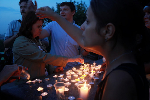 Организаторы вечера памяти печальных событий в Крымске зажгли свечи...