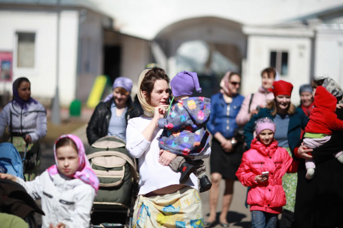 Муж Анастасии (на фотоснимке: в белой блузке) - осетин, но не мусульманин и даже не православный, но сочувствующий. Свидетелям Иеговы. Прежде имел свой торговый бизнес, мясной магазин. Но ссоры в семье дошли до того, что пора было, по настиной формулировке, либо выходить в окно, либо - в дверь. Девушка предпочла - в дверь. Четыре дня провела на улице, ночевала на вокзале, до родов оставался месяц. В одном из храмов, в который обиженная супруга забрела случайно, кто-то рассказал про кризисный Дом для мам. Муж беспрестанно названивал, но она не отвечала. Потом затосковав, сняла трубку, обидчик примчался, просил прощения, обещал, что она еще будет им гордиться. Теперь он работает простым мясником в другом магазине. Молодые снимают дом в Подмосковье, с деньгами - туговато, но муж души не чает в малышке, после ее рождения он поменялся, стал другим и Настя счастлива. Когда то она окончила художественную школу, училась в колледже ремеслу фотографа. В будущем хотела бы попробовать свои силы в свадебной съемке