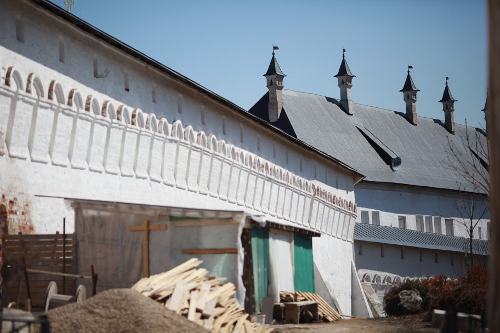 Его основал преподобный Савва, Звенигородский чудотворец, один из первых учеников преподобного Сергия Радонежского, по просьбе Звенигородского князя Юрия Дмитриевича, второго сына Великого Московского князя Димитрия Донского