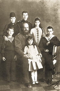Император Александр III и Императрица Мария Феодоровна с детьми: Михаилом, Георгием, Николаем, Ксенией и Ольгой