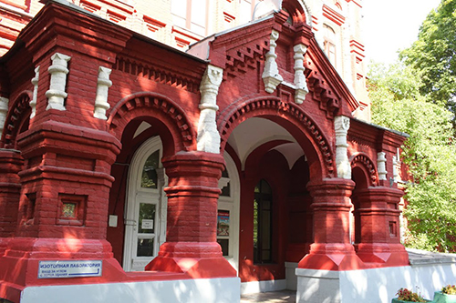 Вход в 1-го корпус больницы им. Остроумова