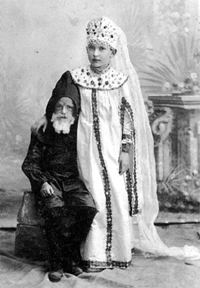 1899 г. Лиза с братом на празднике