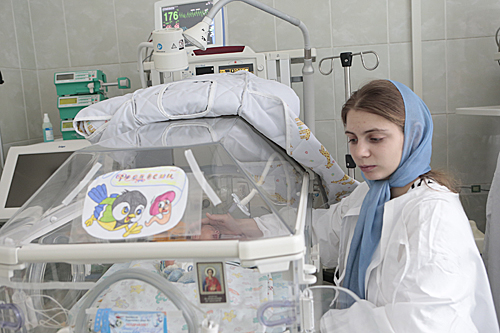какие украшения подойдут к бордовому платью фото