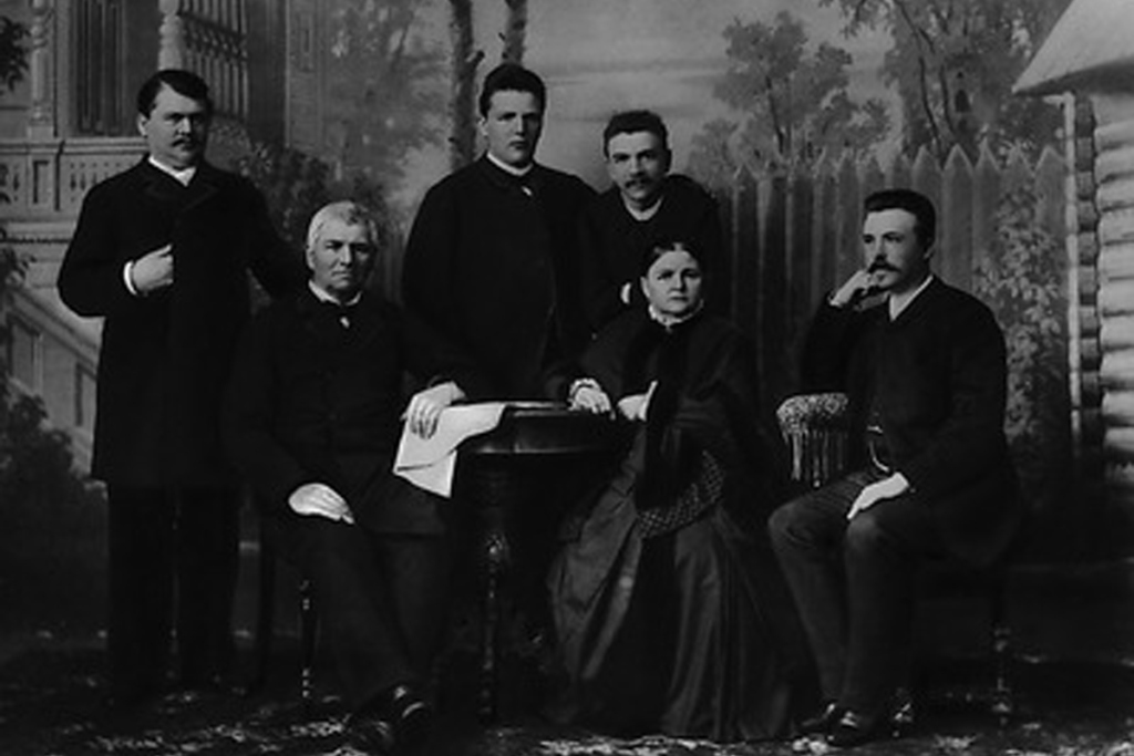 Семья Петра Алексеевича Бахрушина. Сидят: Пётр Алексеевич, Екатерина Ивановна и Дмитрий Петрович. Стоят: Алексей Петрович, Константин Петрович и Николай Петрович