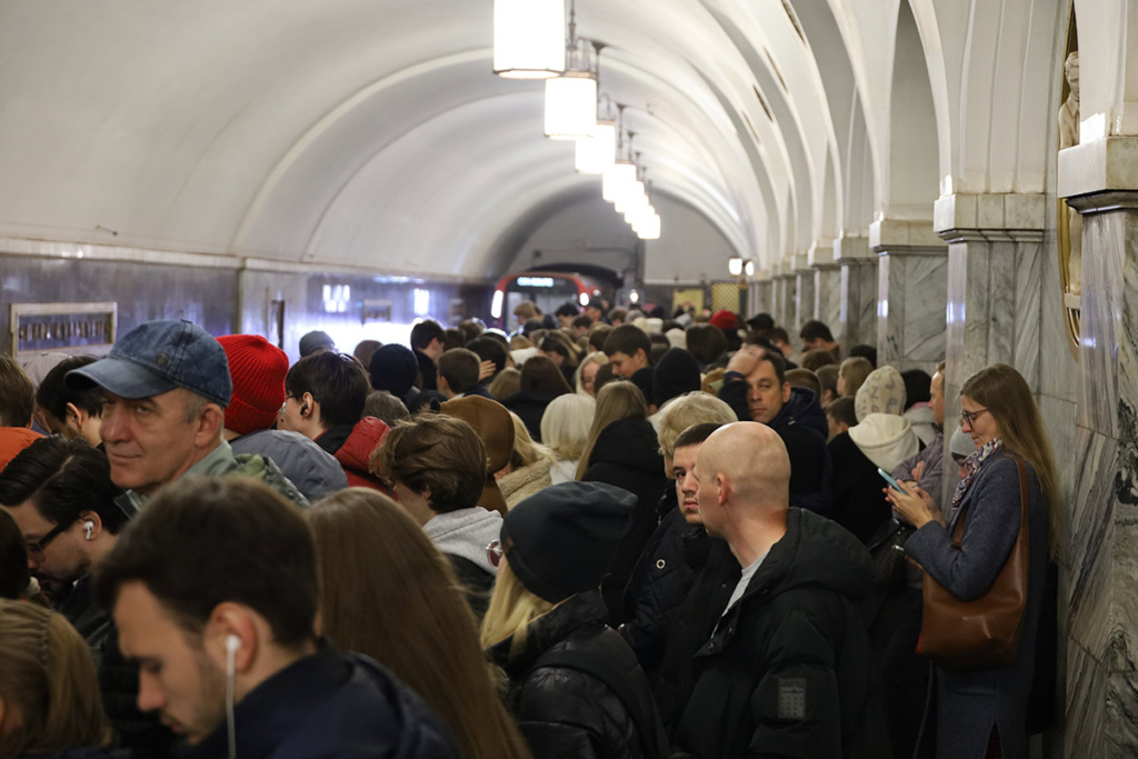 Пассажиры в ожидании поезда на станции метро "Парк культуры"