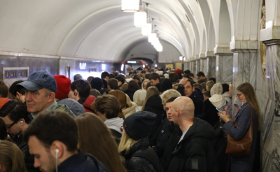 Пассажиры в ожидании поезда на станции метро "Парк культуры"