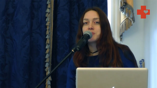 Алиса Апрелева во время выступления с лекцией