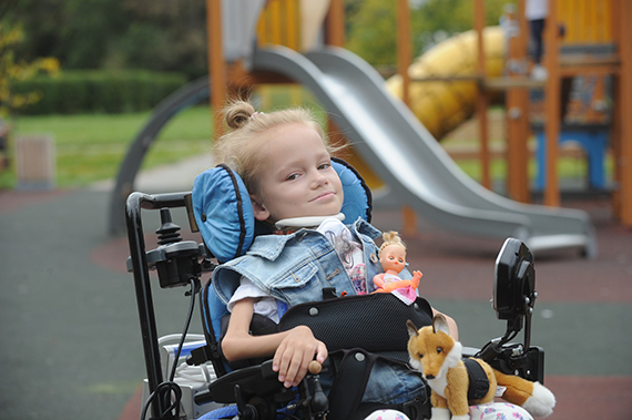 Катя бородулькина сегодня 2024. Катя Бородулькина. Ребенок в коляске с телефоном. Ребенок с заболеваниями в коляске. Родитель катит инвалидную коляску с ребенком.