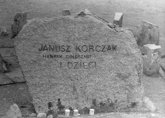 Janusz-Korczak-Memorial-by-Saul-Adereth-500x358