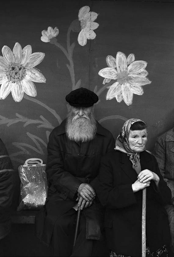 Фото Сергея Склярова. Бабушка и дедушка сидят на остановке