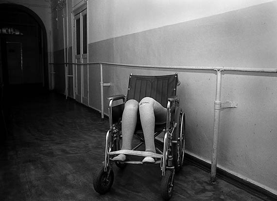 Фото Сергея Склярова. Протезы ног в коляске