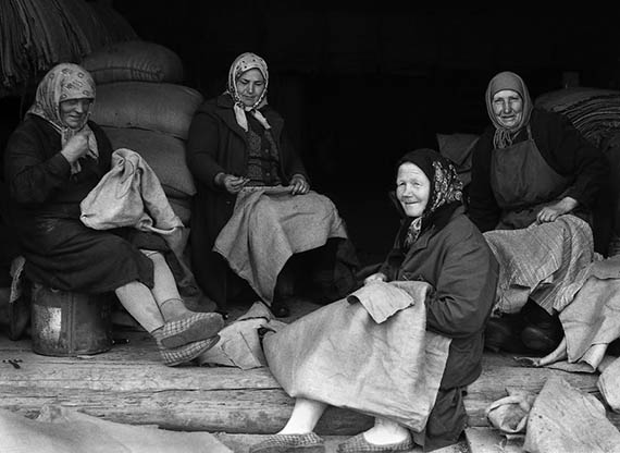 Фото Сергея Склярова. Бабушки зашивают большие куски ткани
