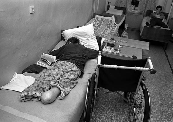 Фото Сергея Склярова. Люди без ног в больнице на кровати
