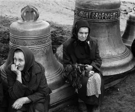 Фото Сергея Склярова. Бабушки сидят на фоне колоколов