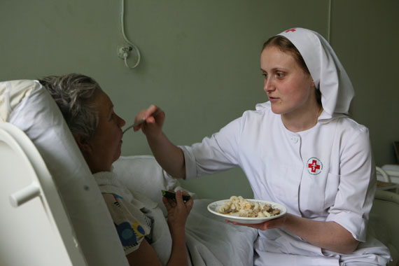 Свято-Димитриевское училище сестер милосердия — первое в современной России Православное медицинское учебное заведение. Создано в 1992 году по благословлению Святейшего Патриарха Московского и всея Руси Алексия II. Училище является государственным образовательным учреждением, по окончании которого выдаются дипломы государственного образца. Обучение в училище проводится по очной и очно-заочной (вечерней) формам обучения. Поступать можно по окончании 9 класса на 1 курс, 11 класса — на 2 курс дневного отделения. На вечернее отделение принимаются лица, окончившие 11 классов общеобразовательной школы, а также люди, имеющие высшее или среднее специальное образование. Обучение в училище для граждан России бесплатное, кроме лиц, которые уже имеют среднее профессиональное образование. В училище производятся социальные выплаты: стипендии, льготные проездные билеты, денежные пособия детям-сиротам и детям, оставшимся без попечения родителей, оказывается материальная помощь. Все студенты обеспечиваются горячим бесплатным двухразовым питанием. Программа подготовки медсестер в училищ