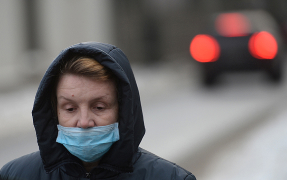 2779907 26.01.2016 Жительница Москвы в защитной маске. В Москве превышен эпидемический порог по гриппу и ОРВИ. Кирилл Каллиников/РИА Новости