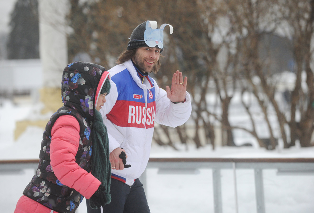Благотворительная акция на катке ВДНХ 29 января, организованная тремя Фондами "Вера", "Я есть", и Фондом Константина Хабенского. На фото: Фигурист Петр Чернышев