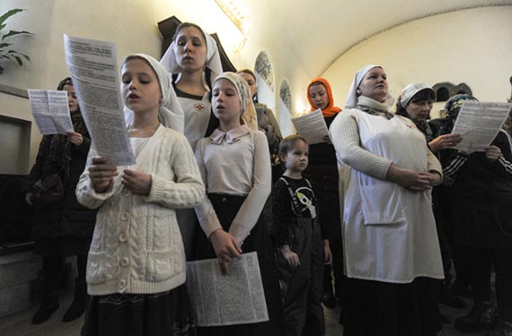 Литургия, епископа Пантелеимона (Шатова) с сослужащими, для сотрудников, добровольцев и подопечных Православной службы Милосердие в Марфо-Мариинской обители сестёр милосердия 06.03.2016. Фото: Павел Смертин.