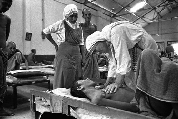 01 Jan 1976 --- Mother Teresa Visits Patients At Kalighat Home For The Dying --- Image by © JP Laffont/Sygma/CORBIS
