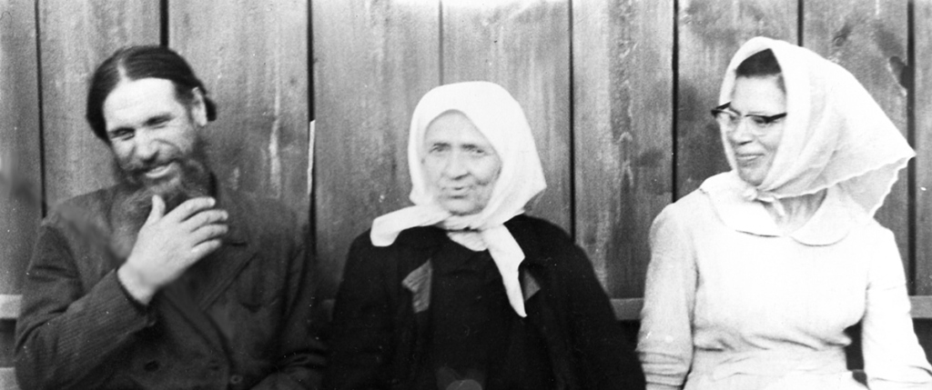 Монахиня Анастасия (в центре) и Таисия Фомина (справа) - племянница преподобного Севастиана
