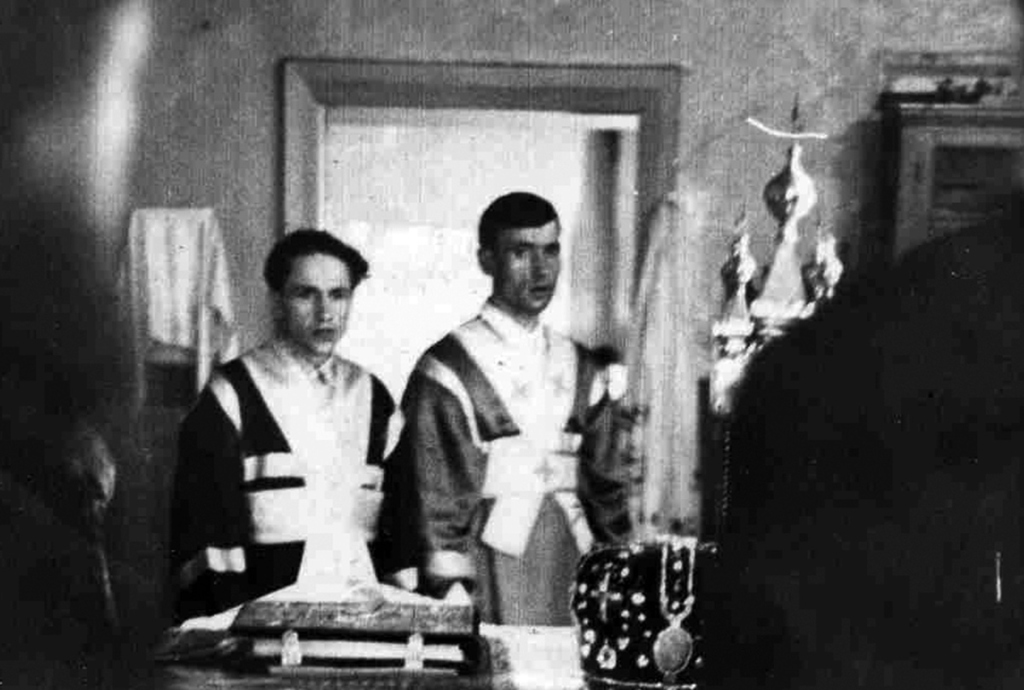Петр Горошко (слева) и Александр Киселев (справа) - алтарники преподобного Севастиана, будущие священники, клирики Богородице-Рождественского храма. "Мои коняшки" - ласково называл их преподобный Севастиан, так как в последние месяца его жизни они носили его в храм на складном креслице
