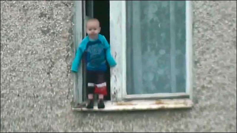 Специалисты напоминают об опасности падения детей из окон и .