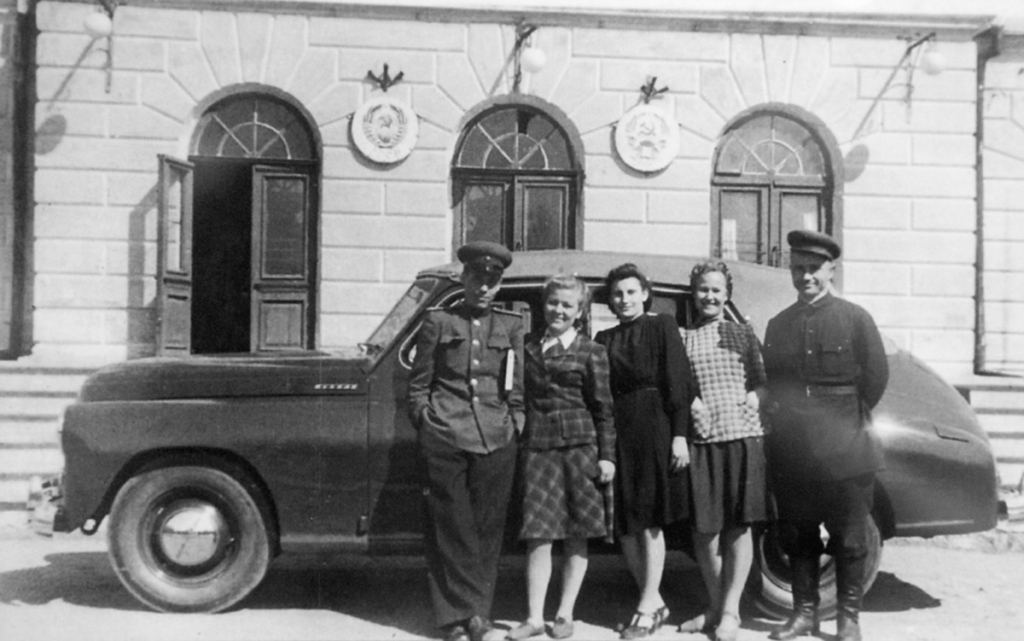 Сотрудники Карлага на фоне администрации