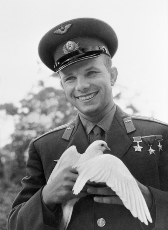 15294 25.05.1961 Лётчик-космонавт Юрий Гагарин держит голубя, подаренного ему болгарскими пионерами. Павел Барашев/РИА Новости