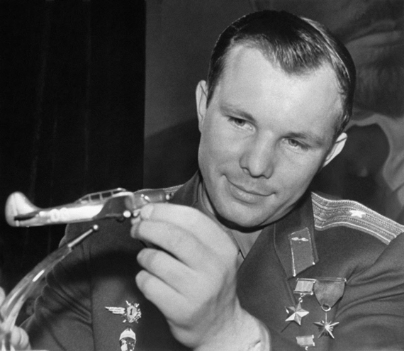 16334 05.05.1961 Юрий Гагарин рассматривает модель спортивного самолета, на котором он летал в аэроклубе ДОСААФ города Саратова. Эту модель ему преподнесли спортсмены-летчики Центрального аэроклуба СССР имени В. П. Чкалова. Юрий Абрамочкин/РИА Новости