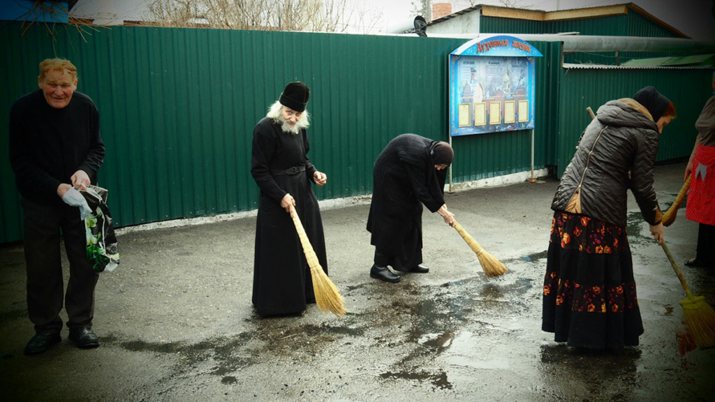С самого начала община была задумана и устроена, как большая семья. Поэтому и заботы об общем доме распределяются на всех - на клир, на сестер, на паломников и на прихожан