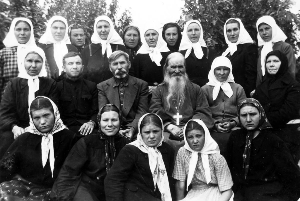 Преподобный Севастиан с сестрами. На фото справа и слева от преподобного - родители будущей настоятельницы - схиигумении Севастианы. Традиция старчества передавалась от одного поколения к другому напрямую