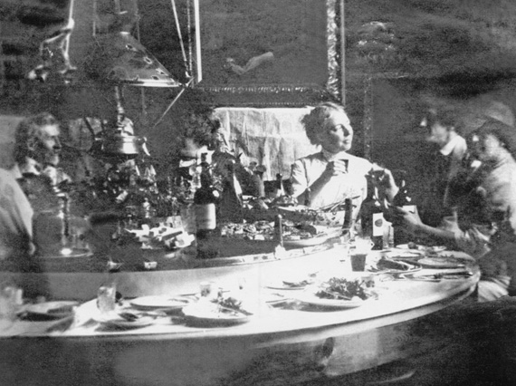Центральная часть стола крутилась и каждый, вращая её, мог достать любую тарелку с едой, не прибегая к посторонней помощи. В нижней части стола находились ящики, куда гости складывали использованную посуду. Центральная часть стола крутилась и каждый, вращая её, мог достать любую тарелку с едой, не прибегая к посторонней помощи. В нижней части стола находились ящики, куда гости складывали использованную посуду.