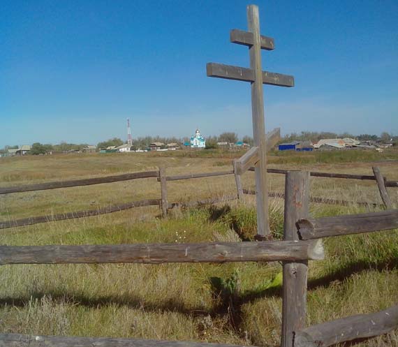 Алтай, село Малышев Лог. Крест на месте старого храма и новый храм вдали