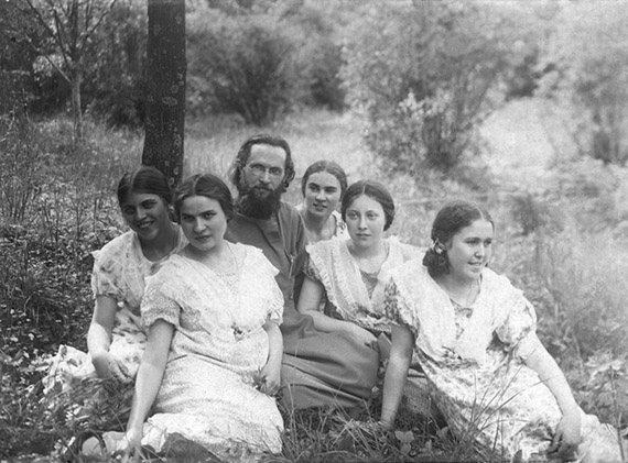 Священномученик Василий Надеждин с девушками на природе