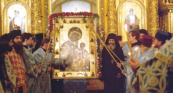 Иверская икона Божией Матери в часовне в Москве