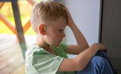 мальчик у окна