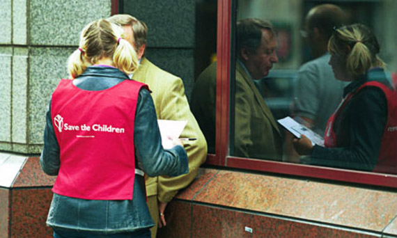 Charity street fundraiser 007 - Деньги лучше выбросить, чем отдавать «волонтеру с шариками»
